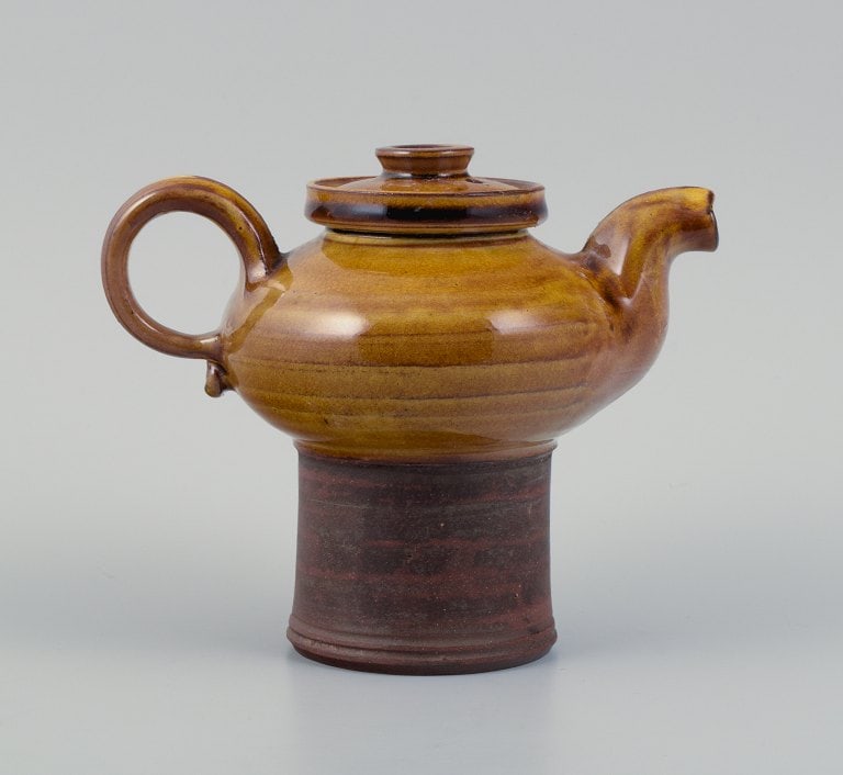 Kähler, small teapot in uranium glaze.: Title: Kähler, small teapot in uranium glaze. Description: Kähler, small teapot in uranium glaze. 1960/70s Perfect condition. Marked. Dimensions: H 12.0 x D 15.5 cm. (including handle and sp