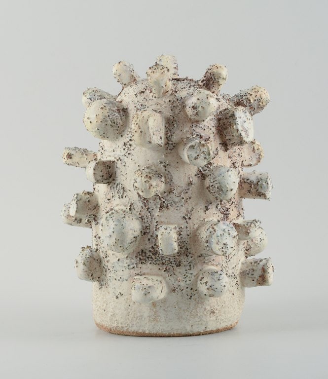 Christina Muff, Danish contemporary ceramicist (b. 1971). Large unique stoneware sculpture in: Title: Christina Muff, Danish contemporary ceramicist (b. 1971). Large unique stoneware sculpture in offwhite glaze with ironcovered specks. Measuring: W 23 x H 29 cm. Description: Christina Muff,