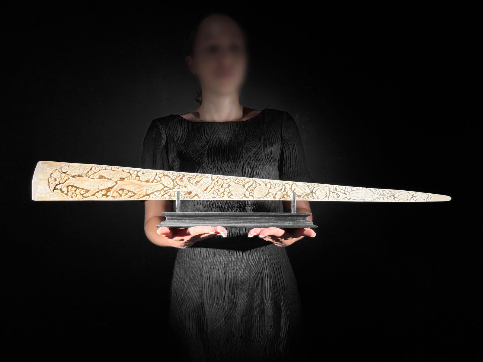 Wonderful engraved Swordfish rostrum - Marine motif: Title: Wonderful engraved Swordfish rostrum - Marine motif Maker:Unknown Origin: Indonesia Date/Period:2025 Materials:Xiphias Gladius, Bone, Wood Dimensions:Length: 85 cm / 33.4 inches Description:Thi