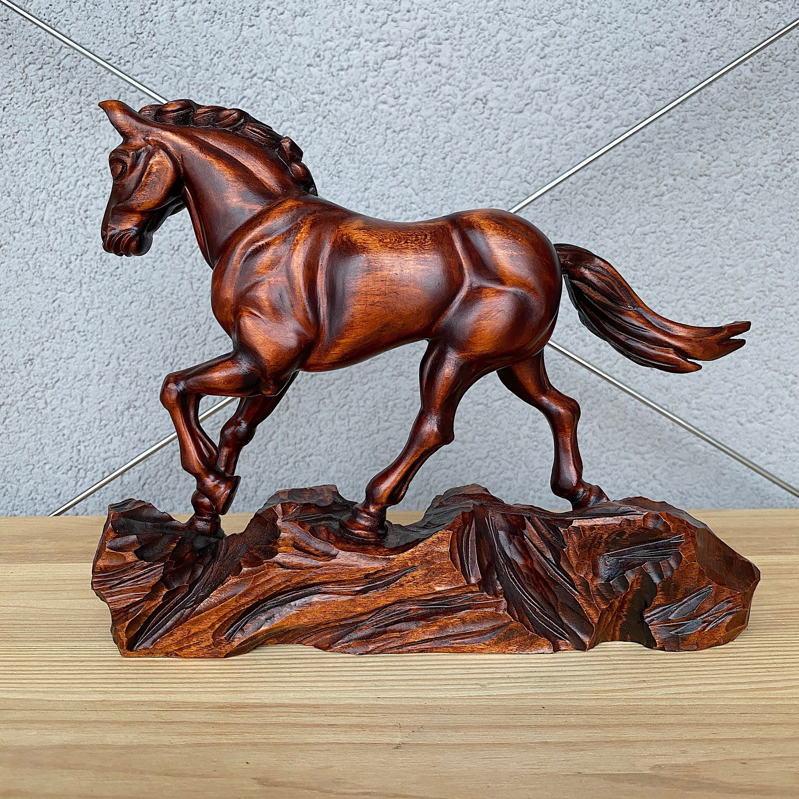 Wooden Hand carved Horse statue: Title:Wooden Hand carved Horse statue Maker:Unknown Origin: Unknown Date/Period:Unknown Materials:Wood Size:Size: 5 x 20 x 25 cm Description:Wooden Hand carved Horse statueSize: 5 x 20 x 25 cmWeight: