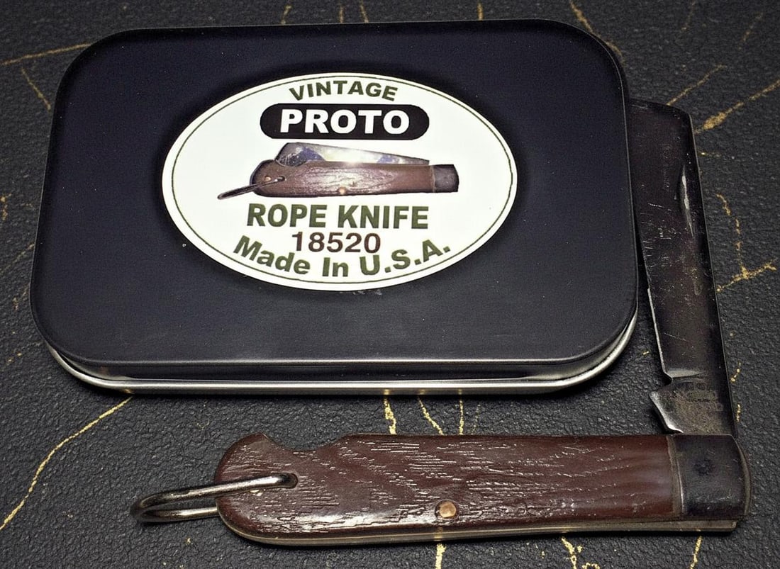 Vintage USA Made PROTO Sheepsfoot Rope Knife, New Old Stock in Original Tin Box: Title:Vintage USA Made PROTO Sheepsfoot Rope Knife, New Old Stock in Original Tin BoxDescription:Discover a rare vintage PROTO rope knife, a genuine warehouse find from the USA. This exceptional