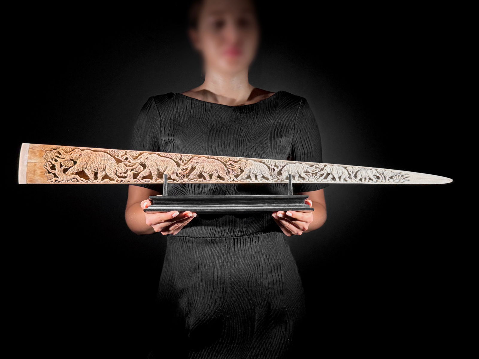 Large engraved Swordfish rostrum - Prehistoric Woolly Mammoth Scene: Title: Large engraved Swordfish rostrum - Prehistoric Woolly Mammoth SceneMaker:UnknownOrigin: IndonesiaDate/Period:2025Materials:Xiphias Gladius, Bone, WoodDimensions:Length: 83 cm / 32.6