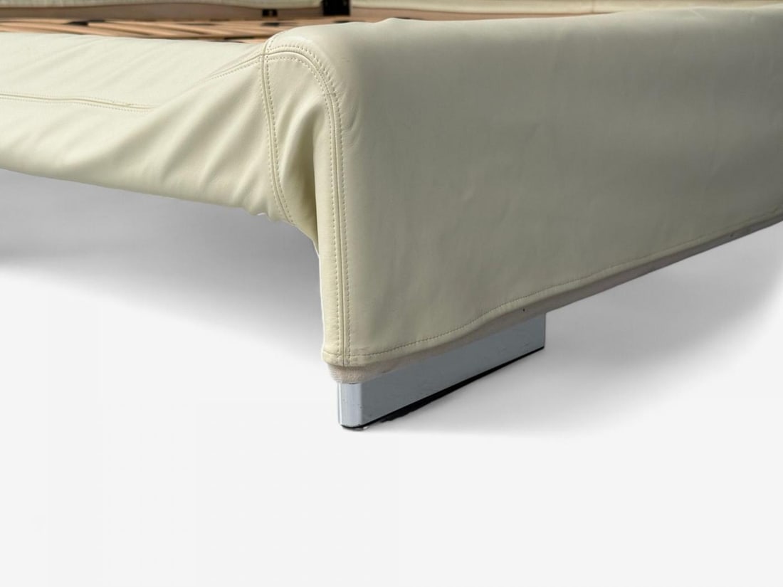 Molteni & C., Cream Leather, Chrome, King Size Bedframe, Italy, 21st C. - 10