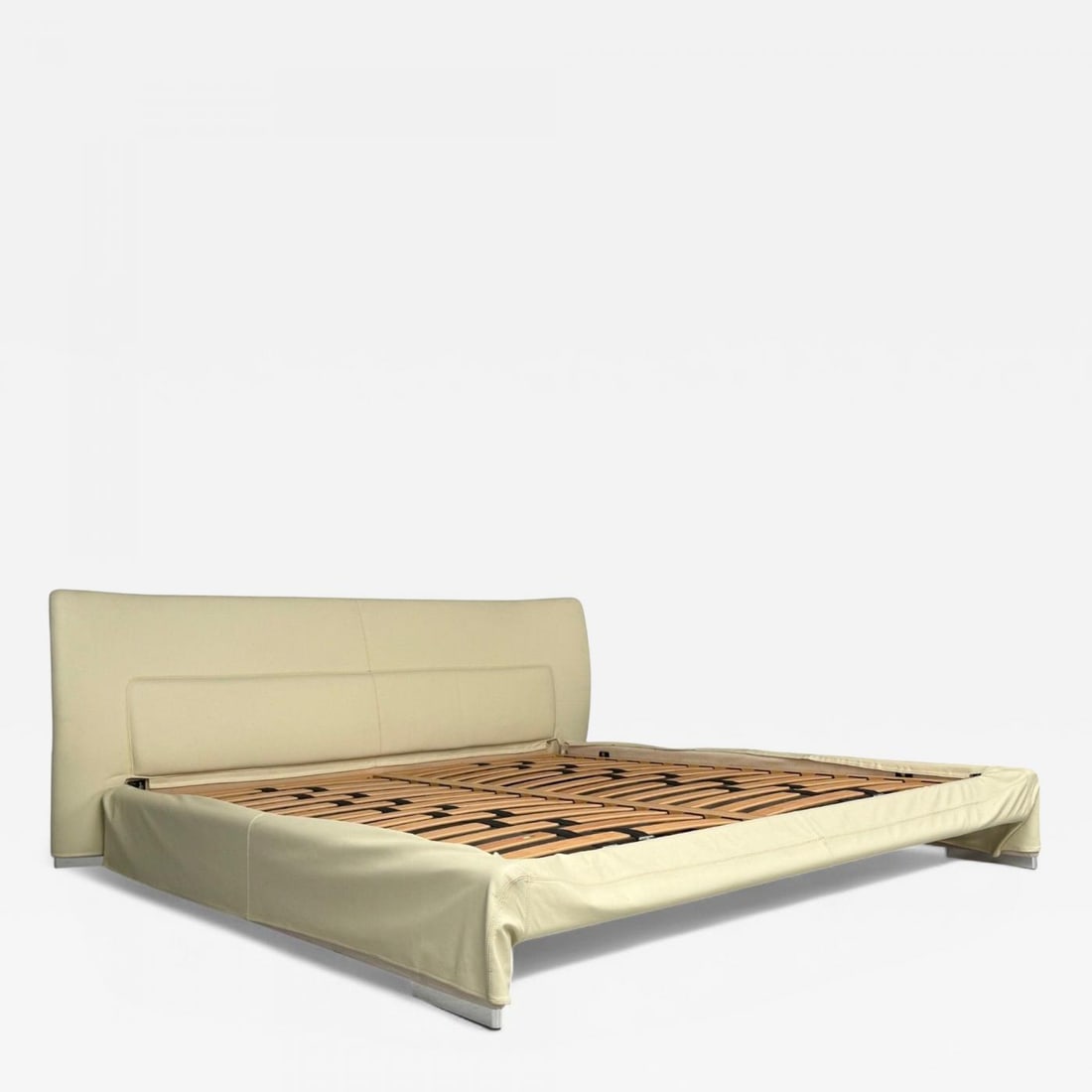 Molteni & C., Cream Leather, Chrome, King Size Bedframe, Italy, 21st C. (1 of 13)