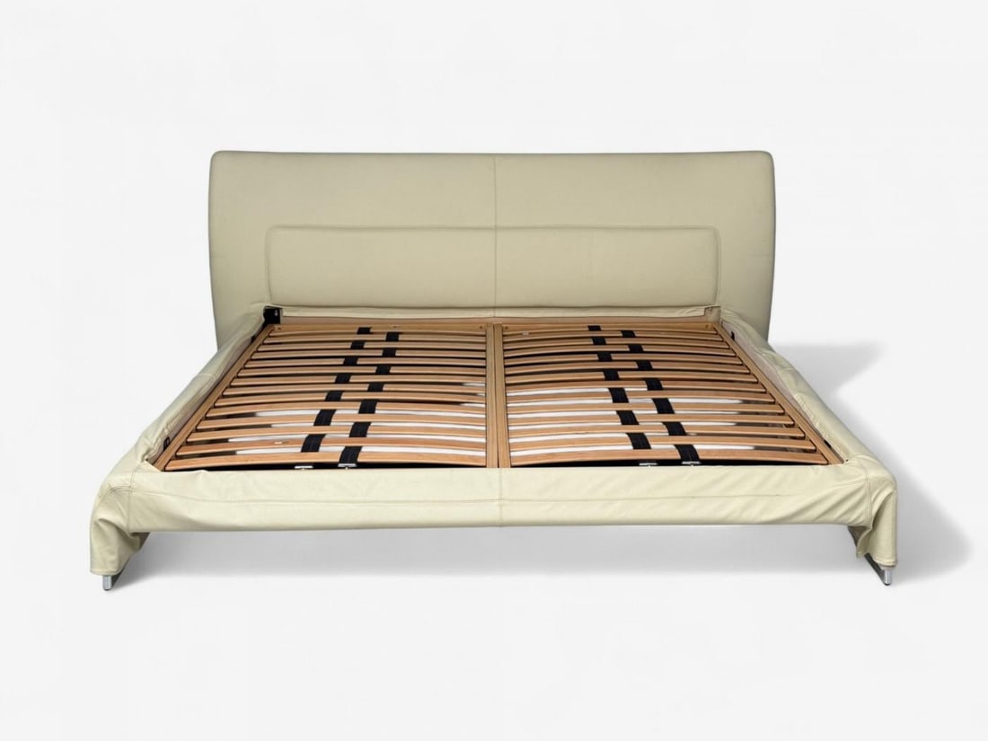 Molteni & C., Cream Leather, Chrome, King Size Bedframe, Italy, 21st C. - 4