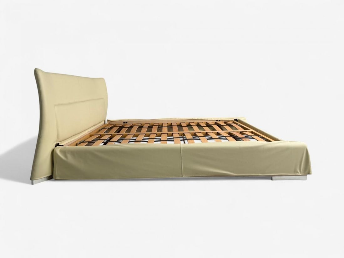 Molteni & C., Cream Leather, Chrome, King Size Bedframe, Italy, 21st C. - 6