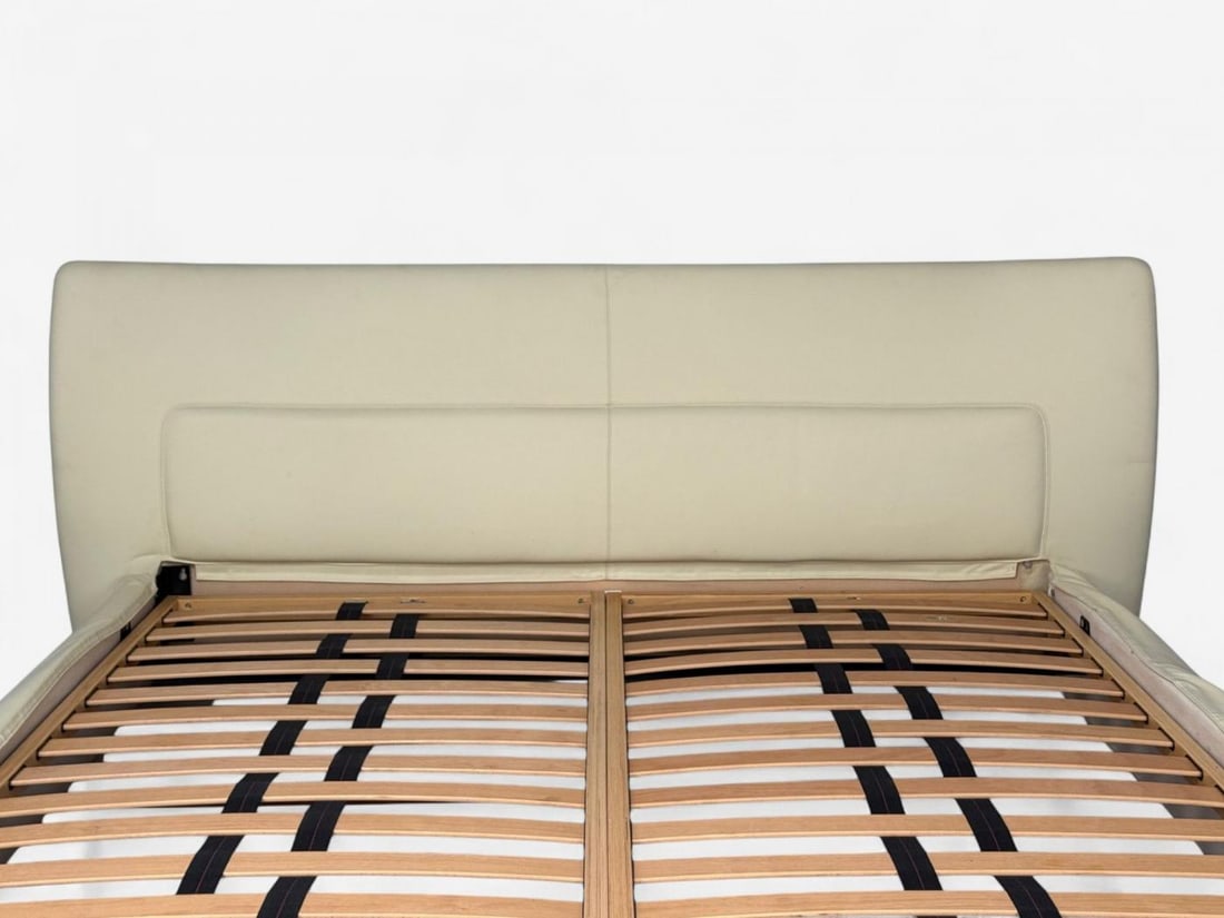 Molteni & C., Cream Leather, Chrome, King Size Bedframe, Italy, 21st C. - 8
