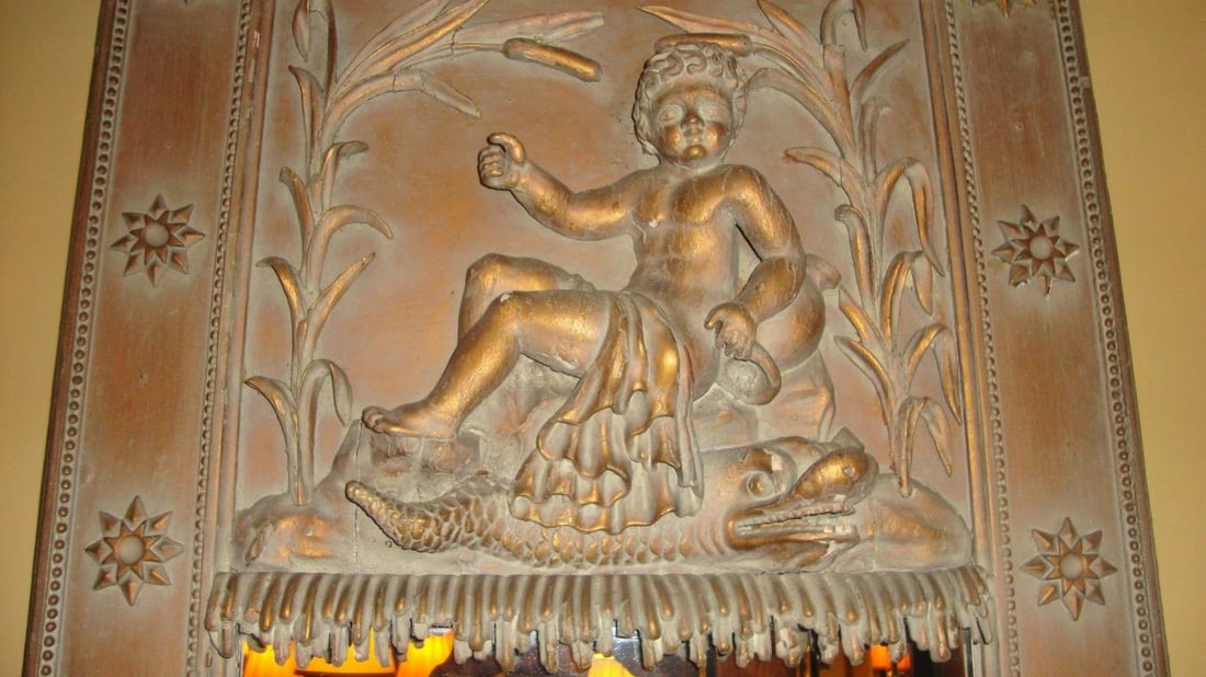 Swedish Style Wall Console Mirror Depicting a Cherub - 4