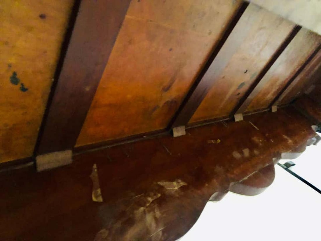 Hollywood Regency Mirrored Console with Applied Decoration and Cabriolet Legs - 13