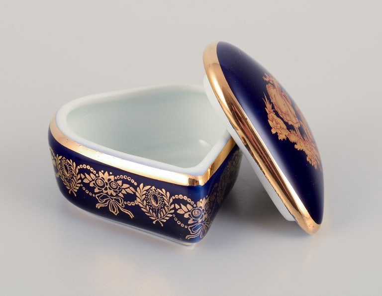 Limoges, France. Five pieces of miniature porcelain decorated with 22-karat gold leaf and beautiful - 4