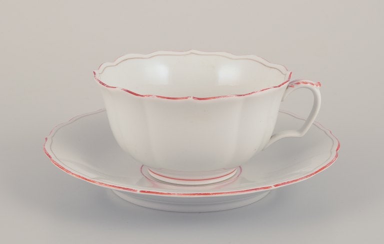 Meissen, Germany. Tea cup and bouillon cup with saucers. Decorated with coral red and gold-colored - 5