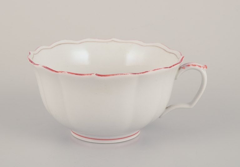 Meissen, Germany. Tea cup and bouillon cup with saucers. Decorated with coral red and gold-colored - 6