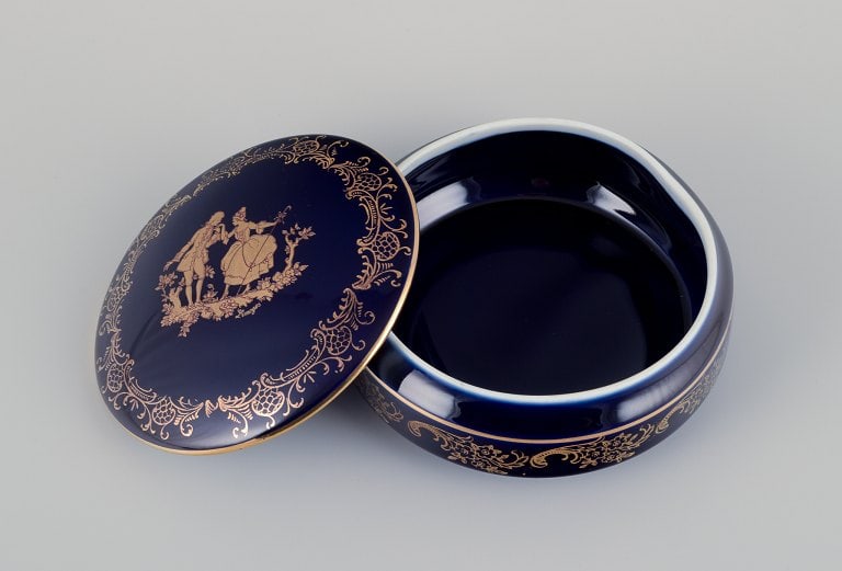 Limoges, France. Two round covered jars in porcelain decorated with 22-karat gold leaf and beautiful - 3