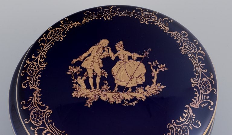 Limoges, France. Two round covered jars in porcelain decorated with 22-karat gold leaf and beautiful - 4