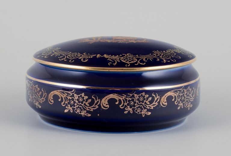 Limoges, France. Two round covered jars in porcelain decorated with 22-karat gold leaf and beautiful - 5