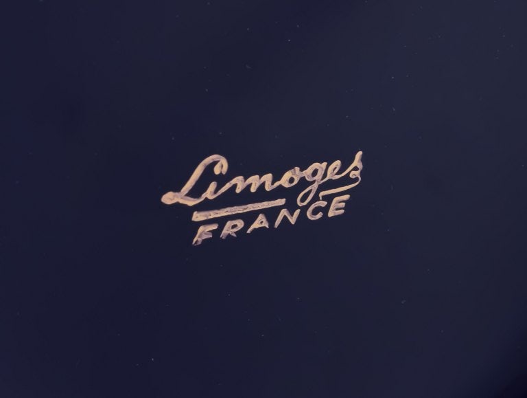 Limoges, France. Two round covered jars in porcelain decorated with 22-karat gold leaf and beautiful - 6