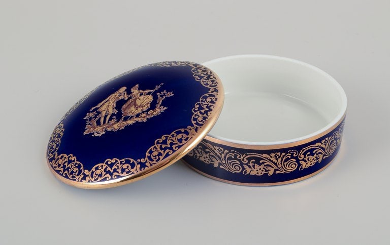 Limoges, France. Two round covered jars in porcelain decorated with 22-karat gold leaf and beautiful - 8