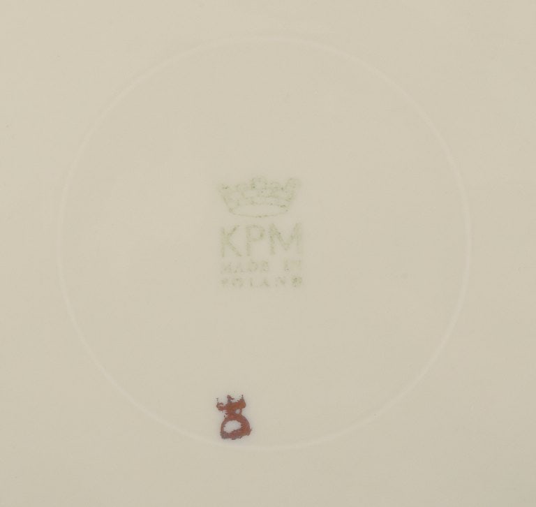 KPM, Poland. A set of six porcelain lunch plates. Cream-colored with gold rim decoration. - 5