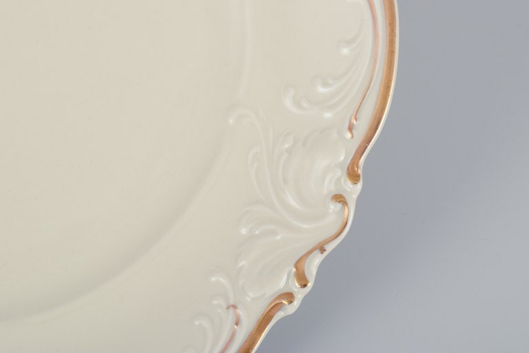 KPM, Poland. A set of five dinner plates in cream-colored porcelain. Decorated with a gold rim. - 4