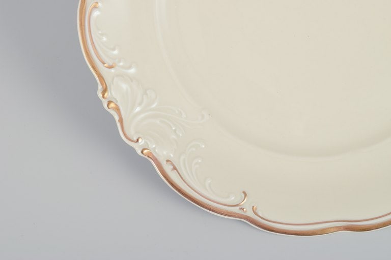 KPM, Poland. A set of five dinner plates in cream-colored porcelain. Decorated with a gold rim. - 5