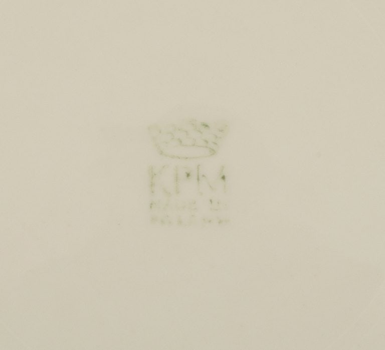 KPM, Poland. A set of five dinner plates in cream-colored porcelain. Decorated with a gold rim. - 6
