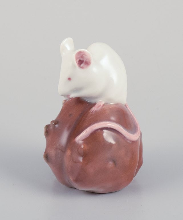 Royal Copenhagen. Porcelain figurine of a mouse on a stone. (1 of 8)