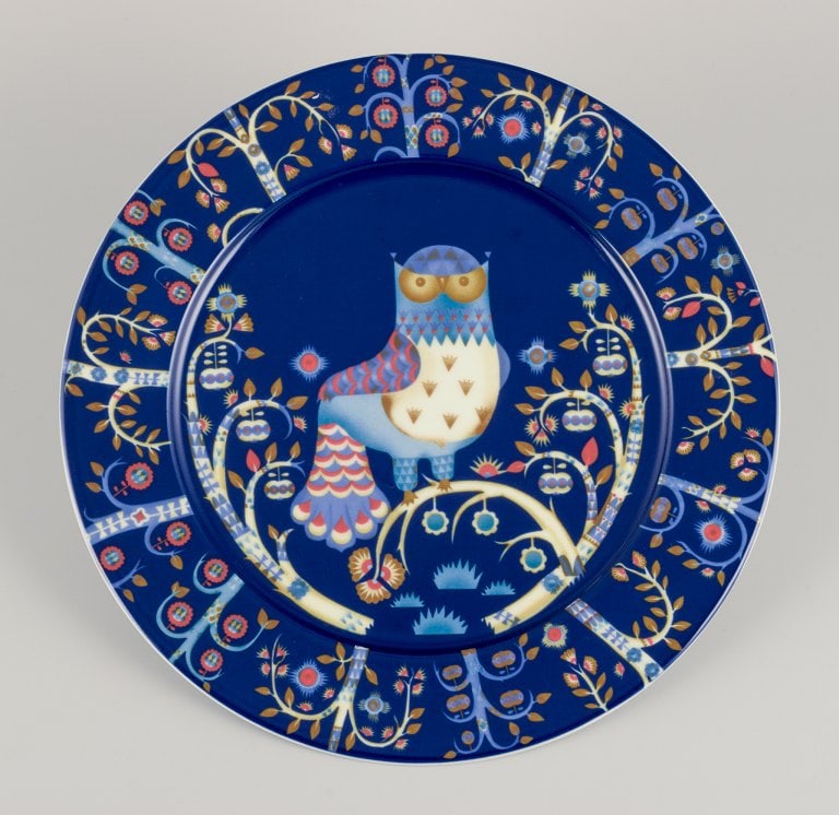 Iittala, Finland. Two large dinner plates/serving plates in porcelain with a motif of an owl on a - 2