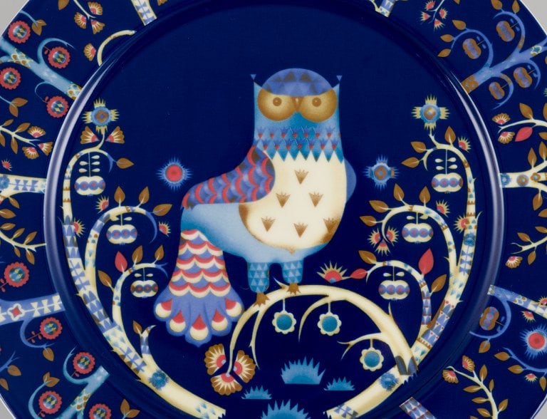 Iittala, Finland. Two large dinner plates/cover plates in porcelain with a motif of an owl on a - 3