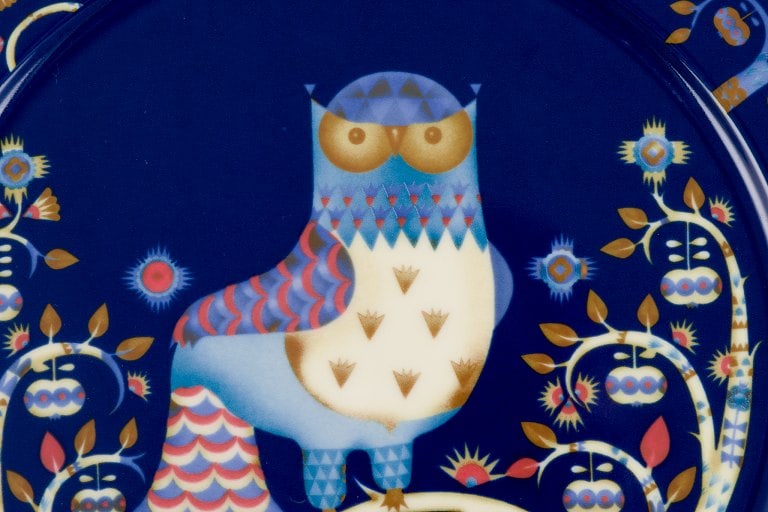 Iittala, Finland. Two large dinner plates/cover plates in porcelain with a motif of an owl on a - 4