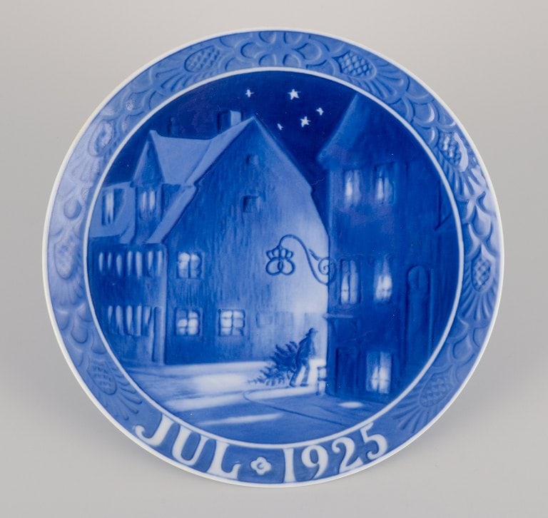 Royal Copenhagen Christmas Plate from 1925. (1 of 5)