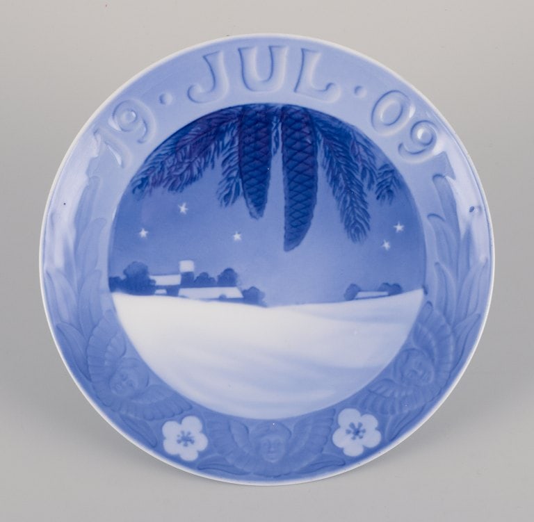 Royal Copenhagen Christmas Plate from 1909.: Title:Royal Copenhagen Christmas Plate from 1909.Description:Royal Copenhagen Christmas Plate from 1909. Marked. First factory quality. In perfect condition. Diameter: 15.3 cm. Reserve: $140.00 