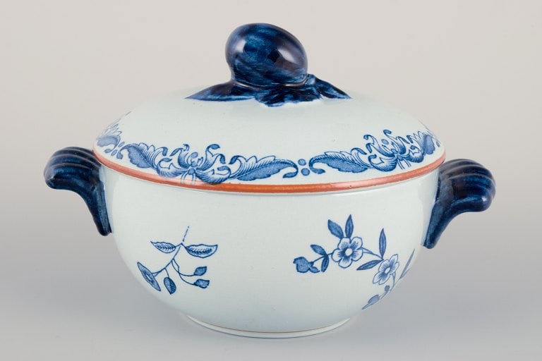 Nils Emil Lundström for Rörstrand, Sweden, "Ostindia" sugar bowl and creamer in faience - 4