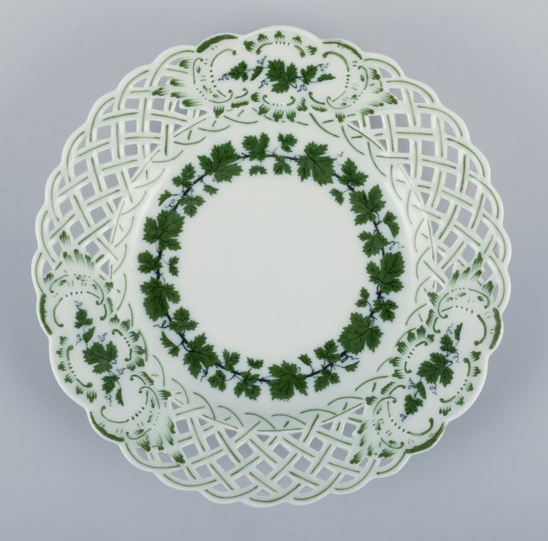 Meissen, Germany, Green Ivy Vine, a set of eleven small plates with reticulated edges. Hand-painted. - 2