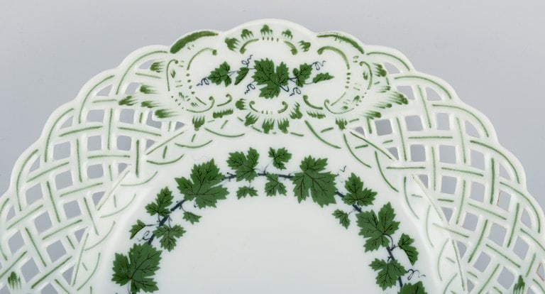 Meissen, Germany, Green Ivy Vine, a set of eleven small plates with reticulated edges. Hand-painted. - 3