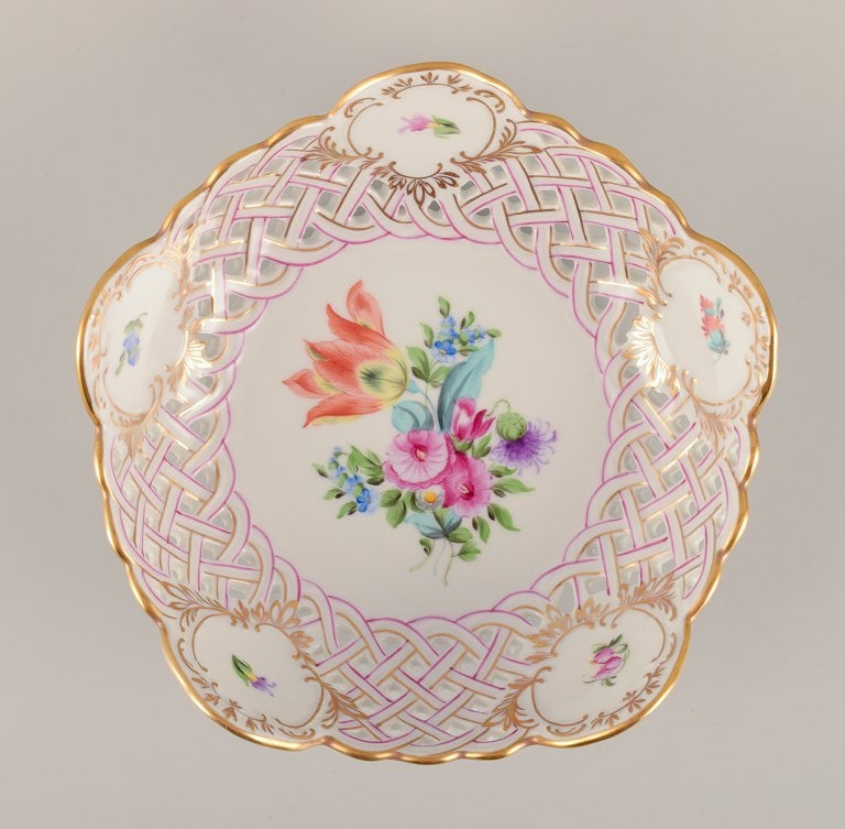 Herend, Hungary. Open lace porcelain bowl with hand-painted polychrome flower motifs and gold - 3