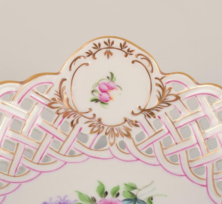 Herend, Hungary. Open lace porcelain bowl with hand-painted polychrome flower motifs and gold - 6