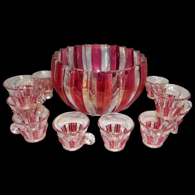 Rare 1940s Punch Bowl 1005 Ruby Flash by INDIANA GLASS: Rare 1940s Punch Bowl 1005 Ruby Flash by INDIANA GLASS measures the following: Width: 9 5/8 in Height: 6 in. The Punch cups Height: 2 3/8 in Width: 2 7/8 in, all are crafted In United States by