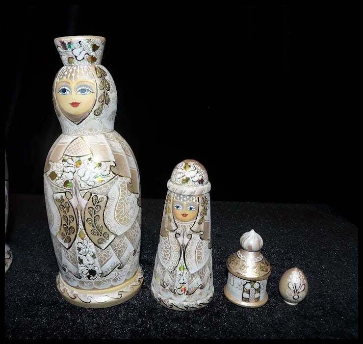 Matryoyshka “Boyarynya”5 piece Hand Carved Signed and Dated Russian Nesting Dolls - 4