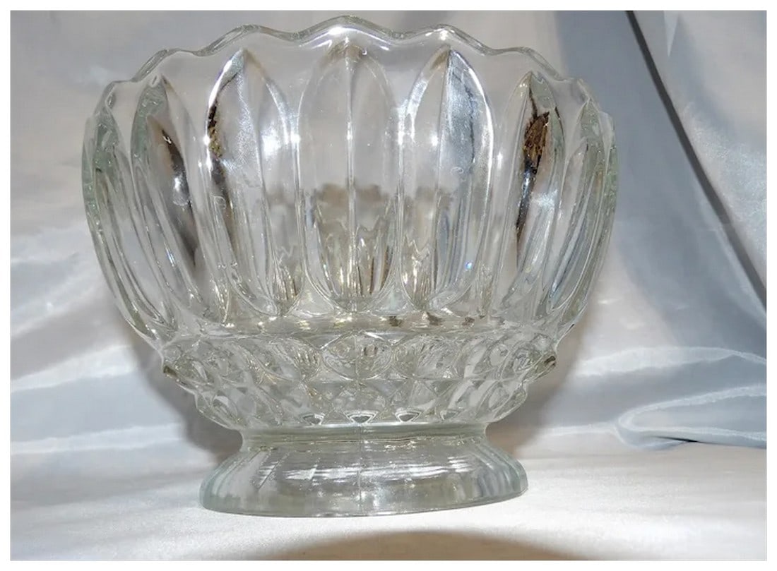 Vintage Indiana Glass 'Lotus Blossom' Bowl: Scalloped Edge, Diamond Detail - 3