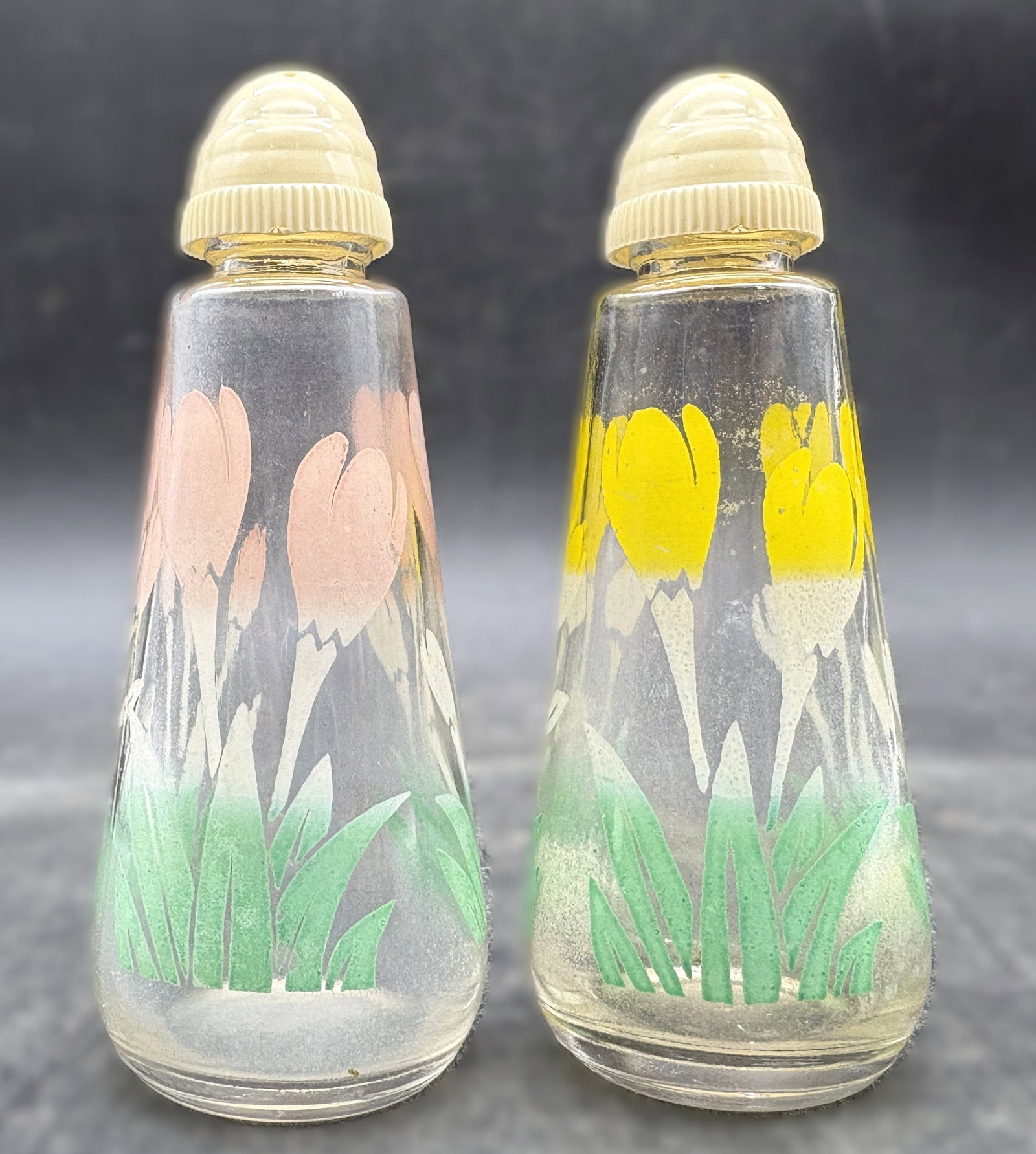 1940's Salt and Pepper Shakers Glass Clear Flowers Tulips: Date/Period: Approx 1940'sDimension: Approx. 4"Material: glass, plastic lidsAdditional Information: 1940's Salt and Pepper Shakers Glass Clear Flowers Tulips Shipping:Domestic: Flat-rate of