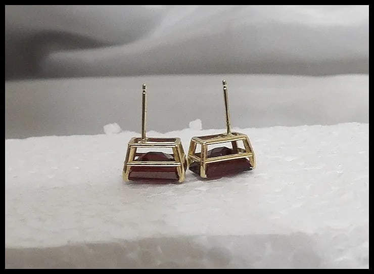 Pair of Garnet Stone Earrings in 14Kt Gold setting - 7