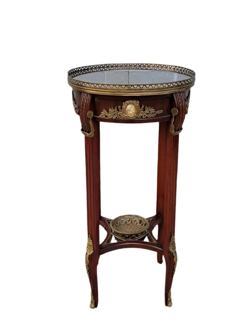 Antique French Louis XVI Style Mahogany with Brass Ormolu Accent Table: Title: Antique French Louis XVI Style Mahogany with Brass Ormolu Accent Table Description: Antique French Neoclassical Louis XVI Mahogany with Finely Detailed Brass Ormolu Accent Table Exquisite Antiq