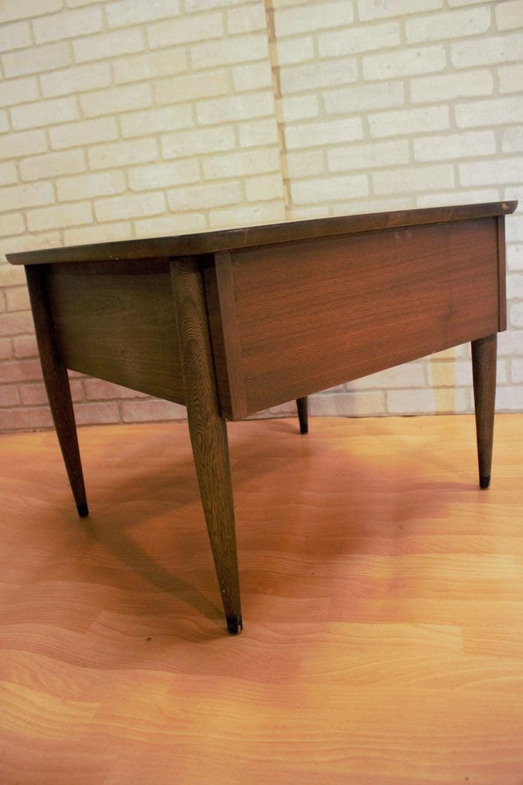 Mid Century Modern American Of Martinsville Wicker Side Table - 4