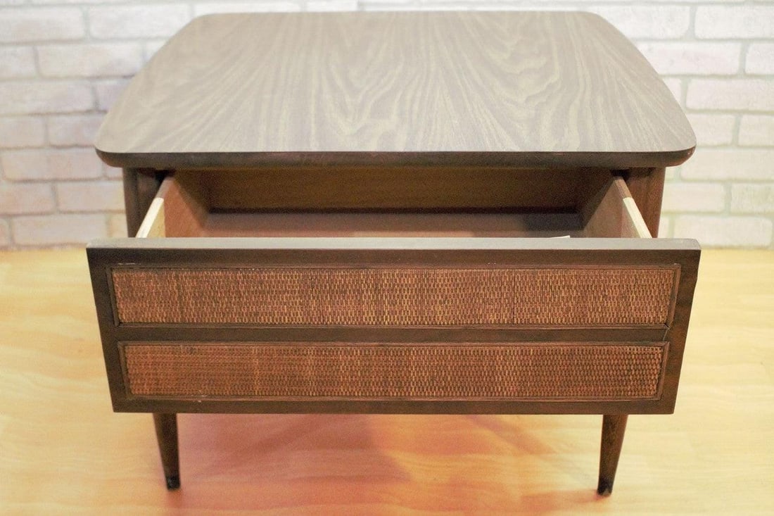 Mid Century Modern American Of Martinsville Wicker Side Table - 8