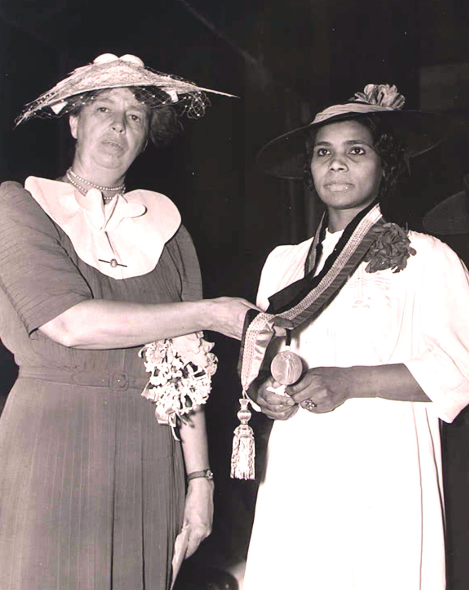 1939, OPERA CONTRALTO, MARIAN ANDERSON PRESENTED WITH MEDAL BY 1ST LADY ELEANOR ROOSEVELT (1 of 1)