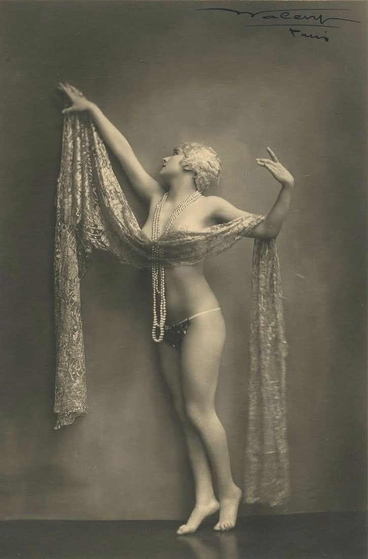 UNKNOWN FEMALE FIGURE: Title: UNKNOWN FEMALE FIGURE Artist: UNKNOWN Original Date: UNKNOWN Dimensions: 8X10 Description: || UNITED STATES SHIPPING ONLY! || This lot is a Dye Based Photolithograph and is a restoration