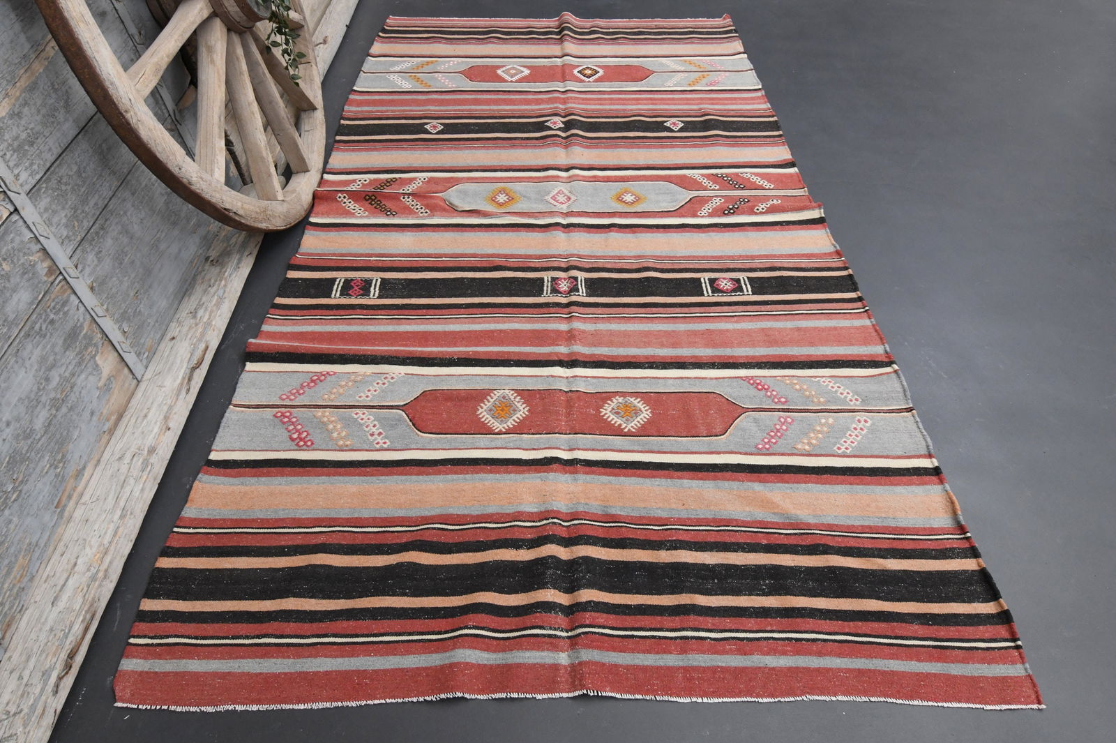 5x9 PINK LIVING ROOM Kilim Turkish Rug: Title: 5x9 PINK LIVING ROOM Kilim Turkish Rug Description: This Turkish one-of-a-kind Vintage Flatweave Kilim Rug is hand-knotted and handwoven by the most skilled artisans who use pure wool, in