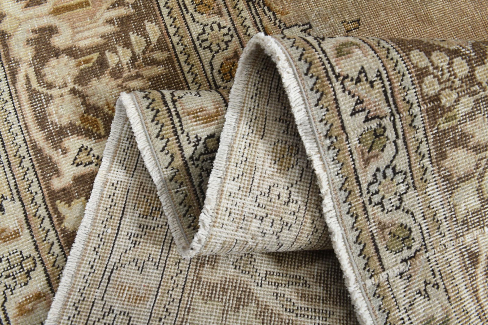 9'6x12'6 ft, OVERSIZED PERSIAN RUG, Minimalist Décor: Title: 9'6x12'6 ft, OVERSIZED PERSIAN RUG, Minimalist Décor Description: This Turkish one-of-a-kind Anatolian Vintage Rug is hand-knotted and handwoven by the most skilled artisans who use pure