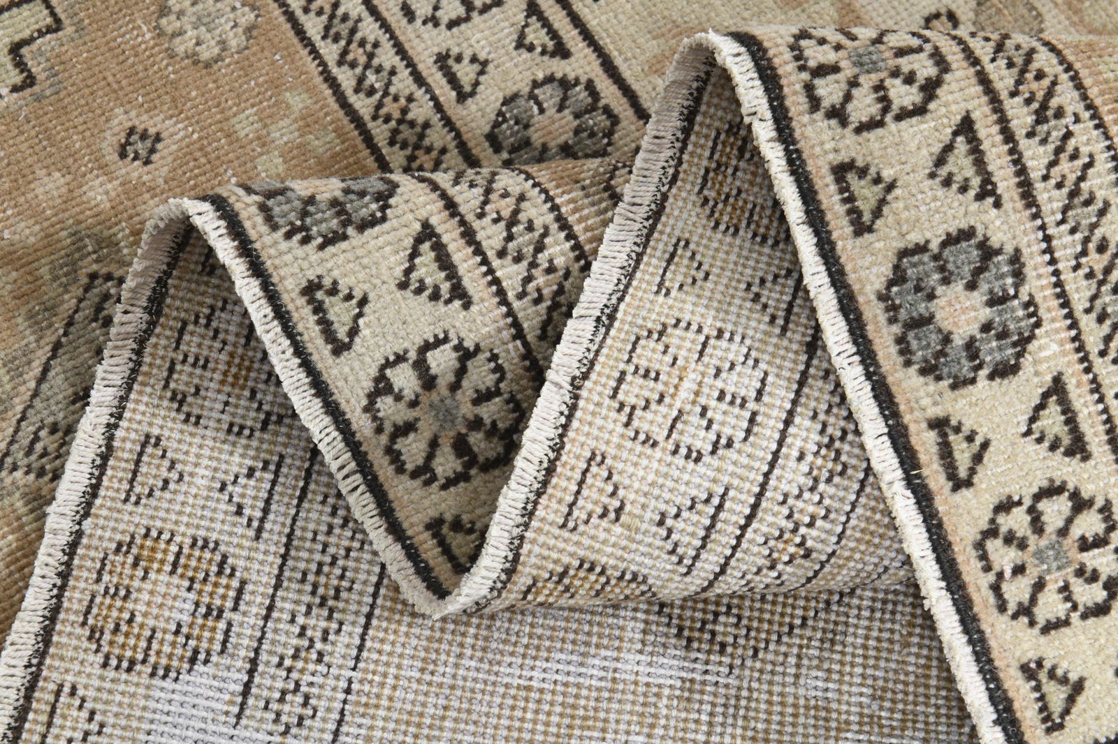 9'4x12'7 ft, OVERSIZED ORANGE BROWN, Minimalist Decor, Area: Title: 9'4x12'7 ft, OVERSIZED ORANGE BROWN, Minimalist Decor, Area Description: This Turkish one-of-a-kind Anatolian Vintage Rug is hand-knotted and handwoven by the most skilled artisans who use