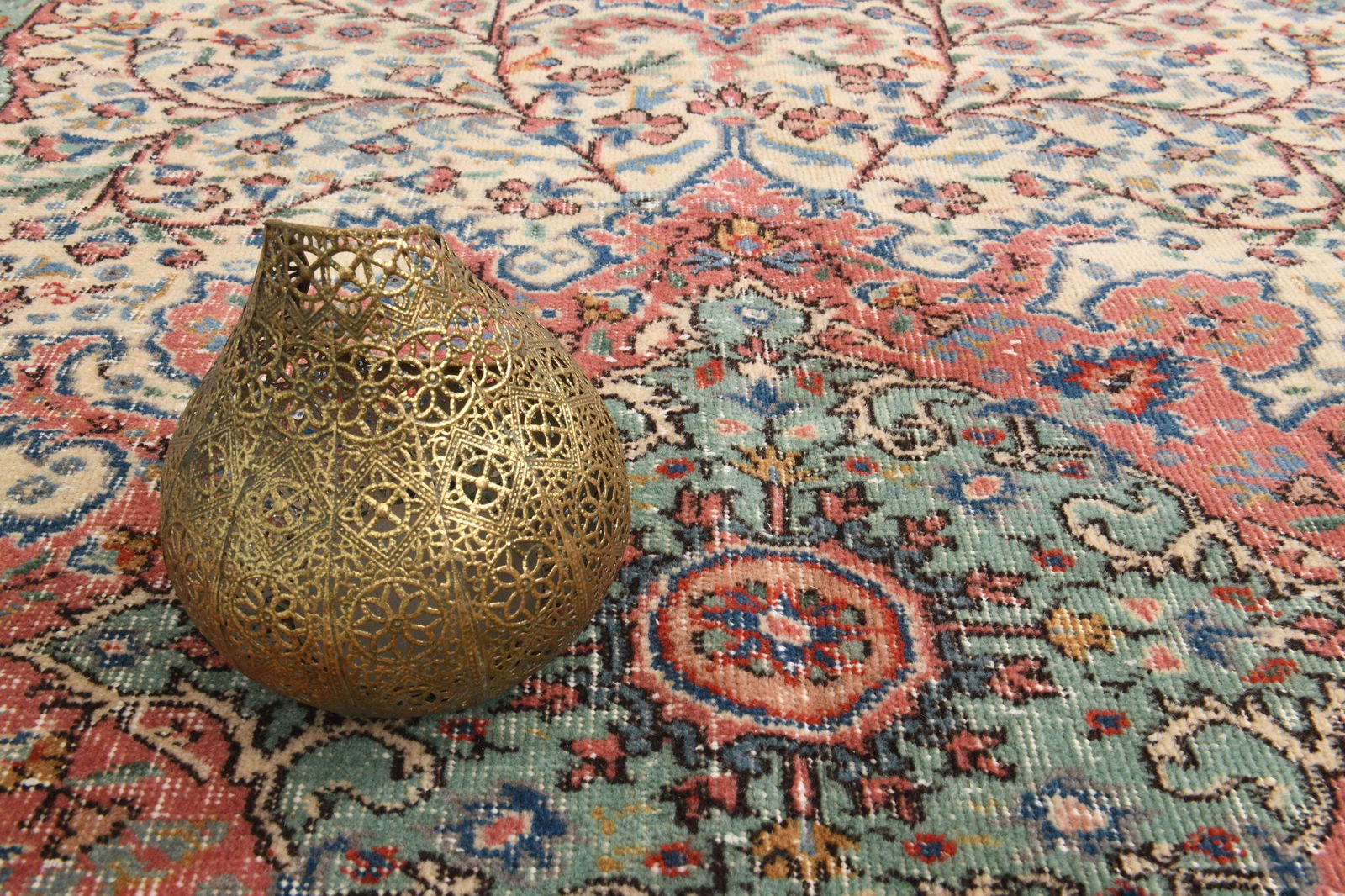 6'9x9'7 ft, MINIMALIST SPRING DÉCOR (1 of 9)